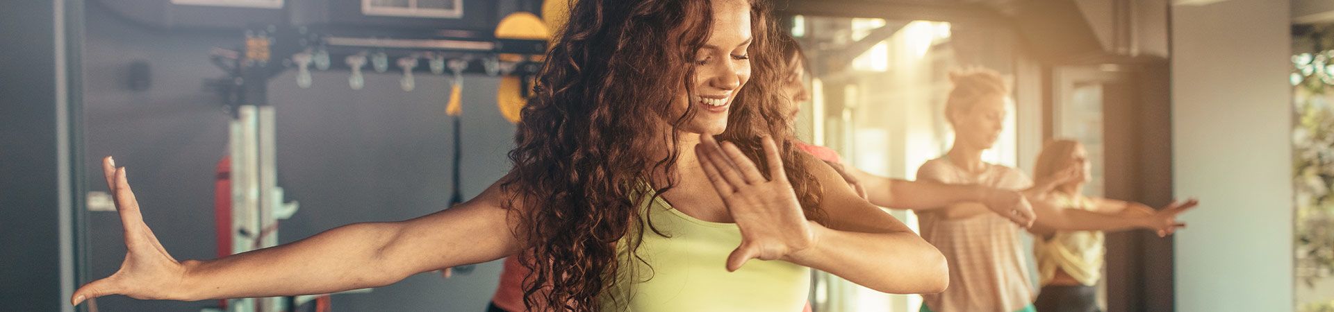 Solotanz – Tanzlehrerin übt mit ihrer Gruppe eine Choreografie ein.