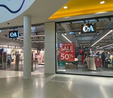 Negozio sales abbigliamento c&a