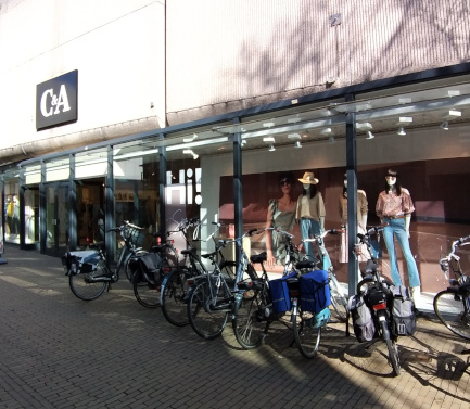 Aktentas rustig aan cliënt Adres & openingstijden van C&A, Broerenstraat in Zwolle