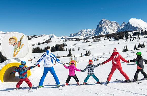 Località sciistica dell’Alpe di Siusi - Scuola sci, due maestri con quattro bambini. Località sciistica dell’Alpe di Siusi - Scuola sci, due maestri con quattro bambini.