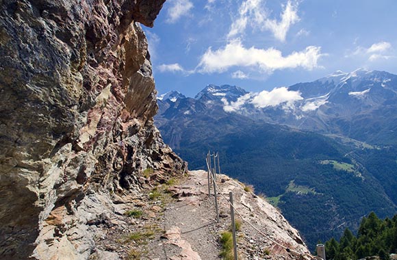 Der Alpenpässeweg – der Balfrin-Höhenweg ist eine besonders schöne Etappe. Der Alpenpässeweg – der Balfrin-Höhenweg ist eine besonders schöne Etappe.