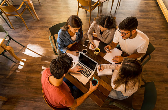 Un groupe travail sur un problème dans un Assessment Center