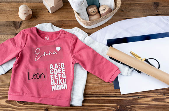 Vorbereitung für das Aufbringen von Schrift auf einen Pullover. Vorbereitung für das Aufbringen von Schrift auf einen Pullover.