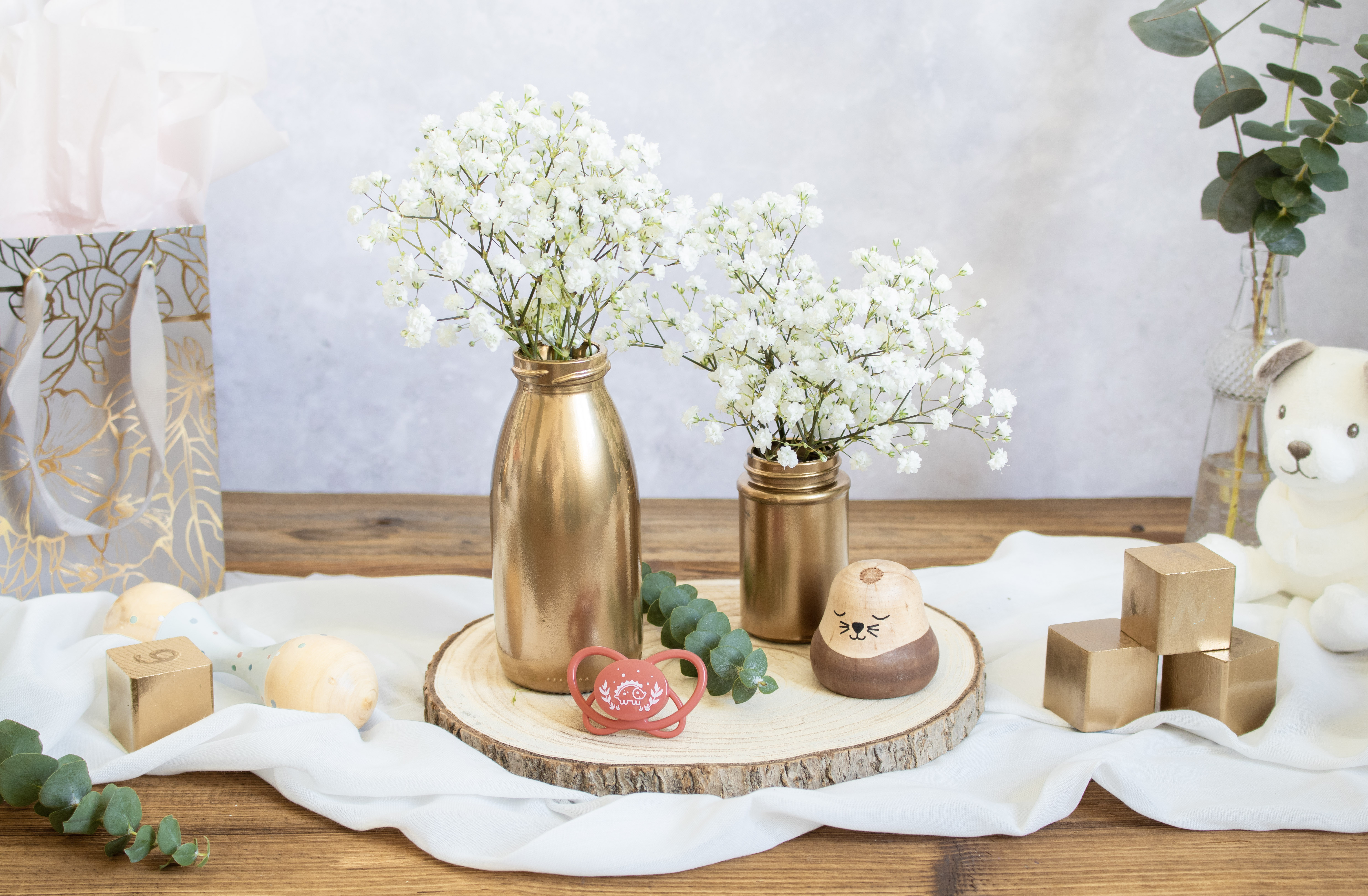 Vasetti per le pappe usate come lumini per decorare il tavolo.
