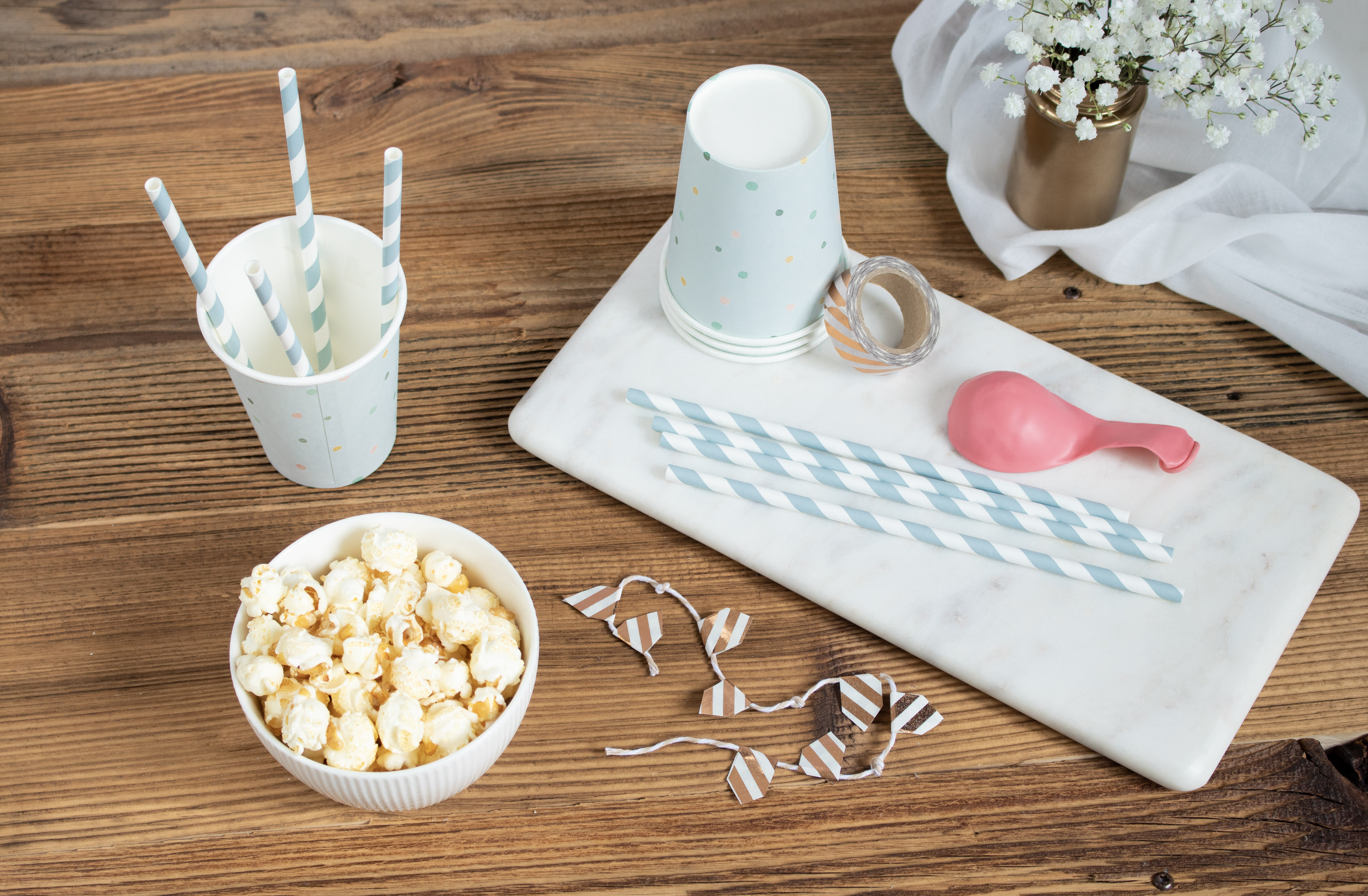 Crafting tools to make decorative hot air balloons. Crafting tools to make decorative hot air balloons.