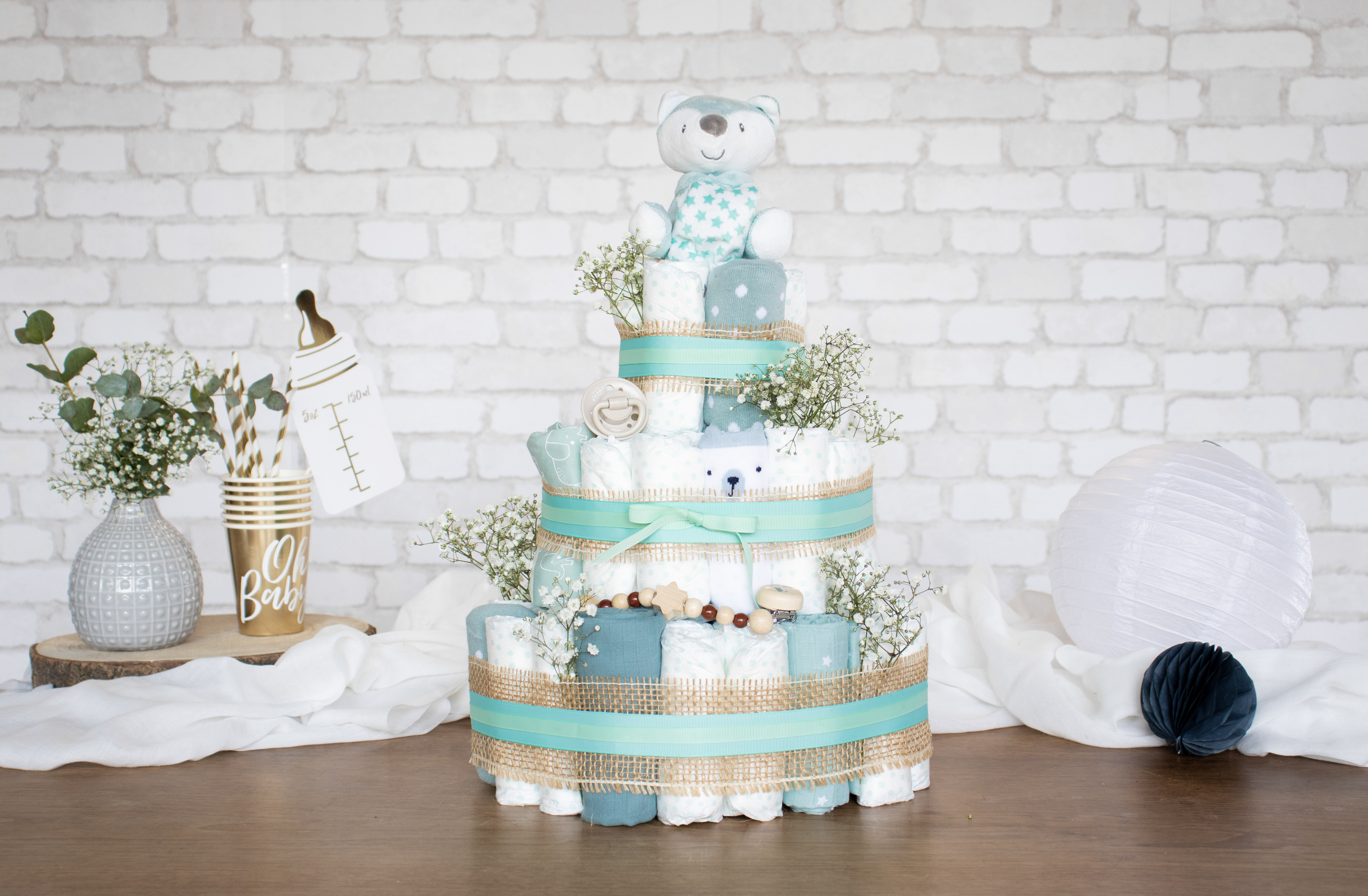 Gâteau en couches pour garçons : éléments de décoration bleu clair.