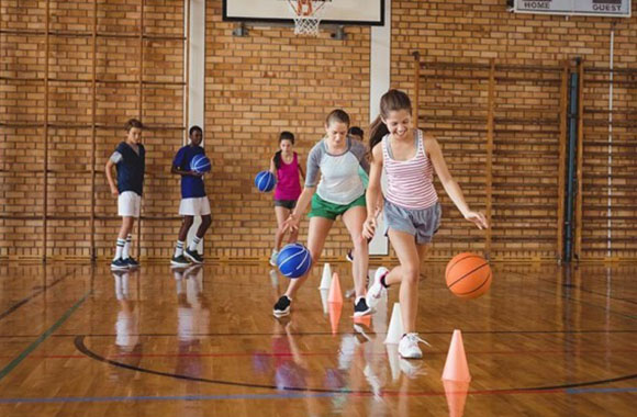 Basketbal voor kinderen – Jongens en meisjes spelen samen basketbal. Basketbal voor kinderen – Jongens en meisjes spelen samen basketbal.