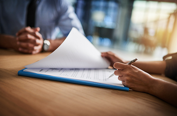 Une personne rédige un CV bien structuré Une personne rédige un CV bien structuré