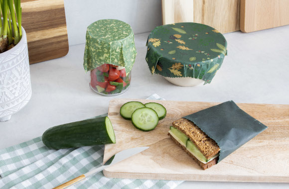 Make your beeswax wraps: beeswax wraps for bowls and as sandwich bags.