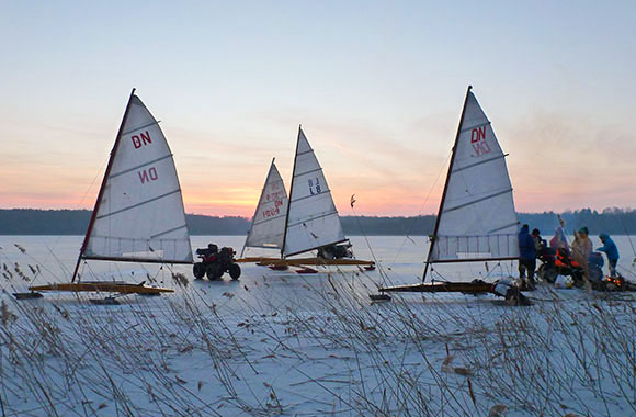 Iceboating – żaglówki do iceboatingu na zamarzniętej tafli jeziora. Iceboating – żaglówki do iceboatingu na zamarzniętej tafli jeziora.