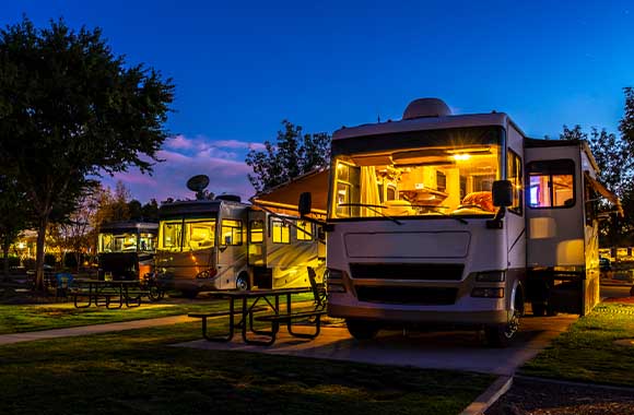 Nachtrust bij het kamperen: campers staan ’s nachts op hun campingstandplaats.