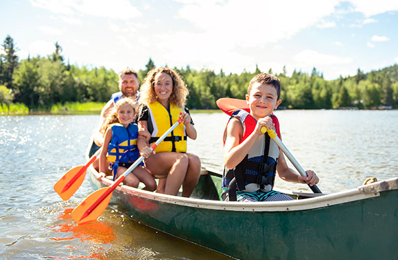 Una famiglia durante un tour in canoa. Una famiglia durante un tour in canoa.