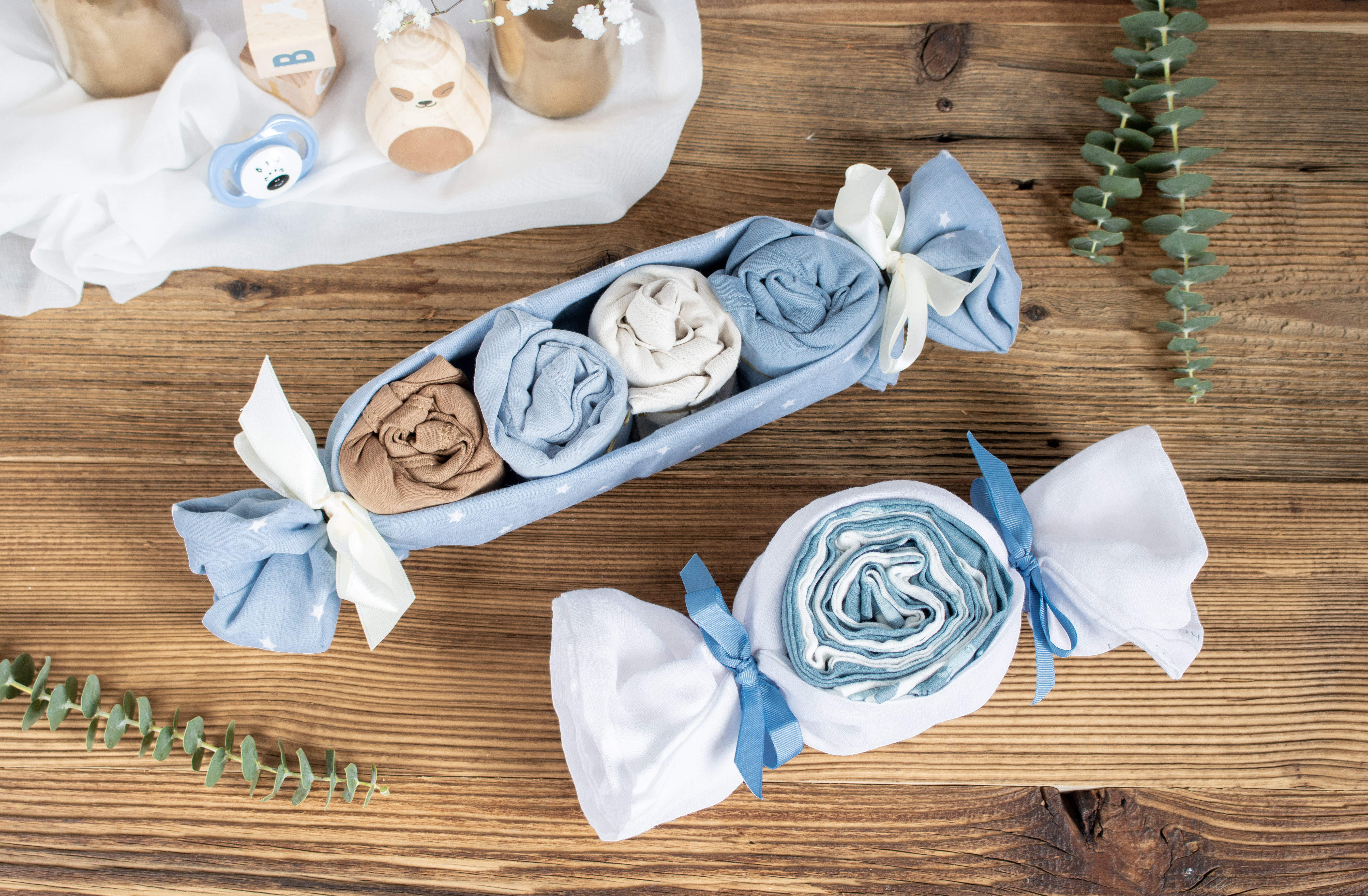 Baby shower gift: sweets made from baby clothes. Giveaways für eine gelungene Babybarty.