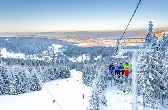Wspaniały widok na pasma Sudetów z wyciągu w Czarna Góra Resort. Wspaniały widok na pasma Sudetów z wyciągu w Czarna Góra Resort.