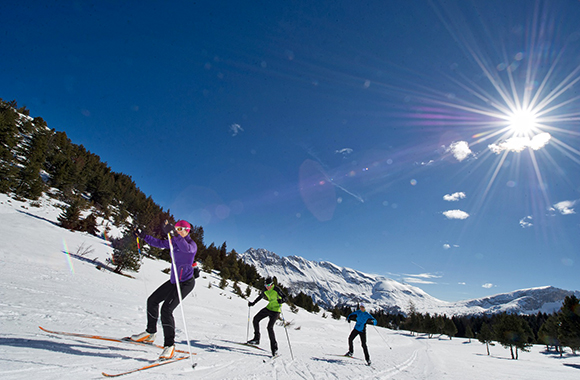 Une famille fait du ski nordique entre La Grave et Le Dévoluy. Une famille fait du ski nordique entre La Grave et Le Dévoluy.