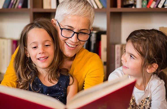 Ehrenamt für Senioren: Seniorin im „Unruhestand“ liest Kindern vor. Ehrenamt für Senioren: Seniorin im „Unruhestand“ liest Kindern vor.