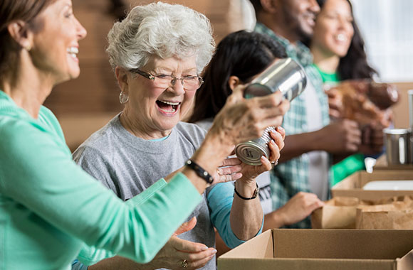 Seniorin hat Spaß bei gemeinnütziger Arbeit. Seniorin hat Spaß bei gemeinnütziger Arbeit.