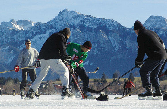 Eisläufer auf dem Hopfensee bei Füssen im Allgäu. Eisläufer auf dem Hopfensee bei Füssen im Allgäu.