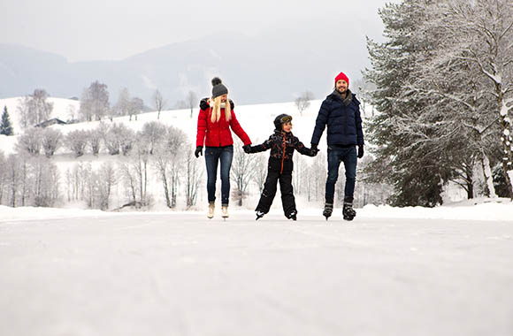 Familie beim Eislaufen auf dem Ritzensee. Familie beim Eislaufen auf dem Ritzensee.