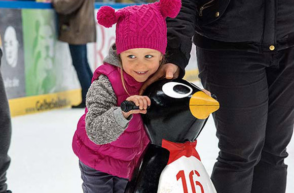 Schiebefigur beim Eislaufen in der Eissporthalle Frankfurt Schiebefigur beim Eislaufen in der Eissporthalle Frankfurt