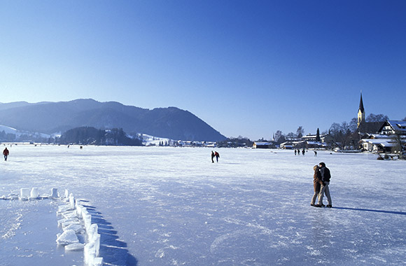 Winterromantik: Eislaufen auf dem Schliersee. Winterromantik: Eislaufen auf dem Schliersee.