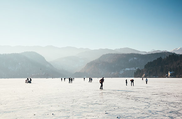 Schlittschuhfahrer auf zugefrorenem See.