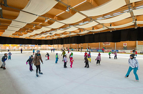 Eislaufen in der Eissporthalle Wolfsberg.