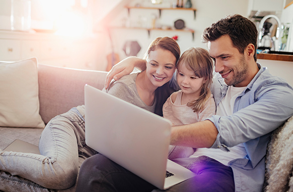 Internetveiligheid - het gezin zit voor de laptop en surft op het internet.