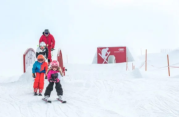Familie fährt Ski. Familie fährt Ski.