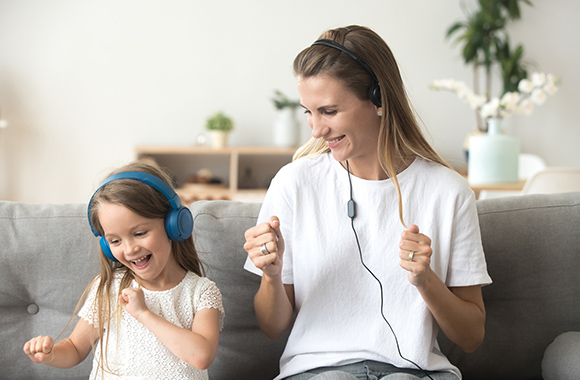 Umgang mit Medien – Mutter und Tochter hören gemeinsam Musik.