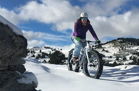 Una aficionada a los deportes de nieve en una fat bike. Una aficionada a los deportes de nieve en una fat bike.