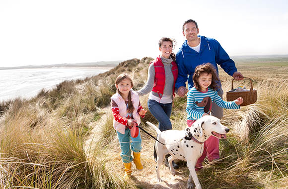Une famille en vacances avec leur chien Une famille en vacances avec leur chien