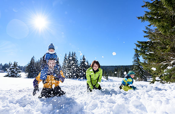 Familie spielend im Schnee im Ferienland im Schwarzwald. Familie spielend im Schnee im Ferienland im Schwarzwald.