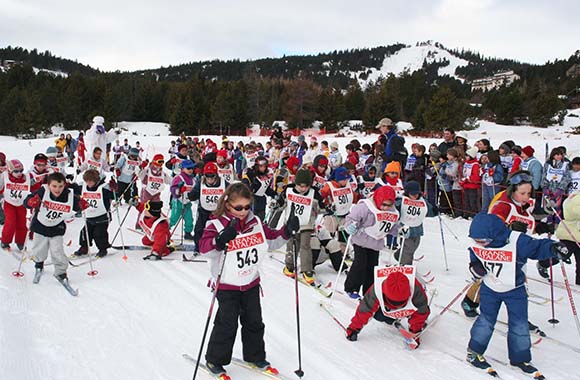 Des enfants font du ski de fond à Font-Romeu.