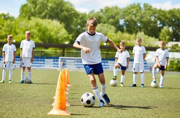 Voetbal voor kinderen – Jongens bij de voetbaltraining: Voetbal voor kinderen – Jongens bij de voetbaltraining: