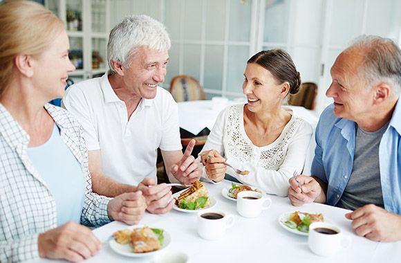 Gehirntraining – Anregende Gespräche halten das Gehirn jung. Gehirntraining – Anregende Gespräche halten das Gehirn jung.
