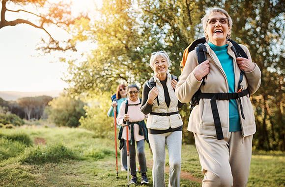 Freunde im Alter finden Sie zum Beispiel beim Wandern in einer Seniorengruppe. Freunde im Alter finden Sie zum Beispiel beim Wandern in einer Seniorengruppe.