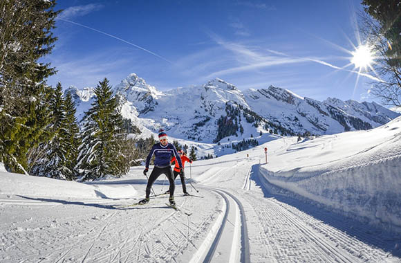 Deux skieurs de fond sur un parcours du Grand-Bornand.