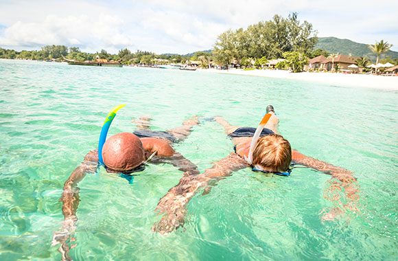 Snorkeling – Nonno e nipote si divertono sott’acqua. Snorkeling – Nonno e nipote si divertono sott’acqua.