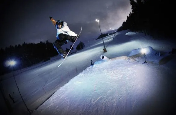 Snowboarder beim Sprung. Snowboarder beim Sprung.