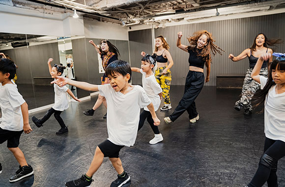 Bambini e adolescenti ad un corso di hip-hop. Bambini e adolescenti ad un corso di hip-hop.