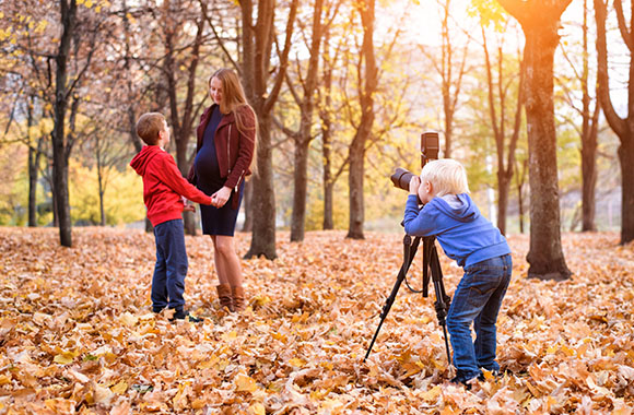 Fotografie voor kinderen - Kleine jongen maakt foto's met het gezin