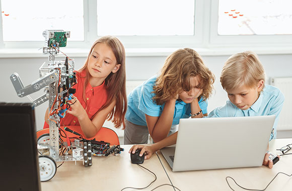Programmieren lernen Kinder – Gruppe Kinder bei einem Hackathon. Programmieren lernen Kinder – Gruppe Kinder bei einem Hackathon.