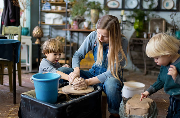Töpfern mit Kindern – Kinder bei einem Töpferkurs. Töpfern mit Kindern – Kinder bei einem Töpferkurs.