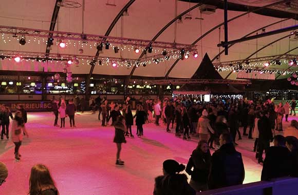 Discoschaatsbeurt op schaatsbaan Heist-op-den-Berg. Discoschaatsbeurt op schaatsbaan Heist-op-den-Berg.