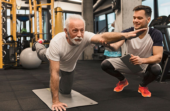Älterer Mann bei einem Personaltrainer. Älterer Mann bei einem Personaltrainer.