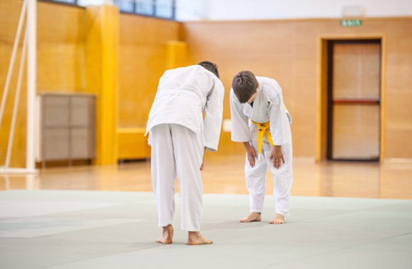 Judo voor kinderen – Twee judoka’s buigen voor elkaar. Judo voor kinderen – Twee judoka’s buigen voor elkaar.