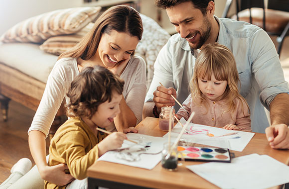 Malen und Zeichnen für Kinder – Familie malt zusammen.