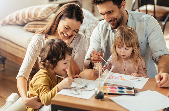 Malen und Zeichnen für Kinder – Familie malt zusammen. Malen und Zeichnen für Kinder – Familie malt zusammen.
