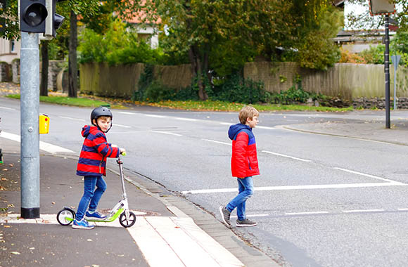 Les enfants comme usagers de la route - les petits garçons traversent la rue